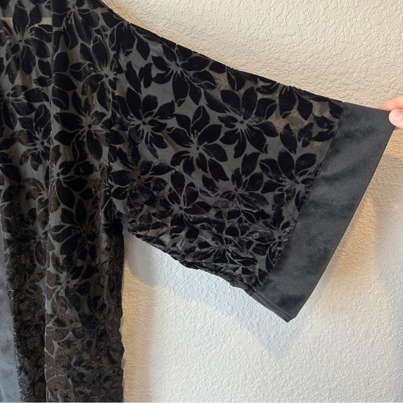 Victoria’s Secret Floral Appliqué Kimono Sz M/L - Picture 4 of 5